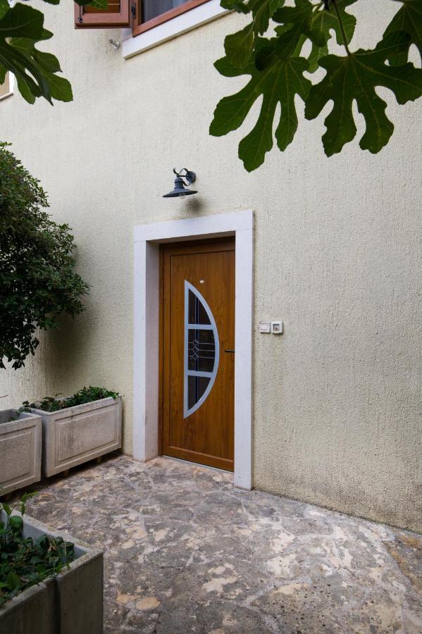 Apartman Mediterraneo Supetar Exterior foto